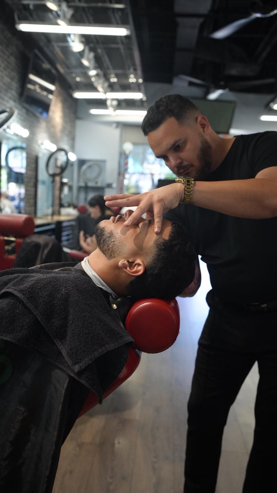 Jorge atendiendo a un cliente